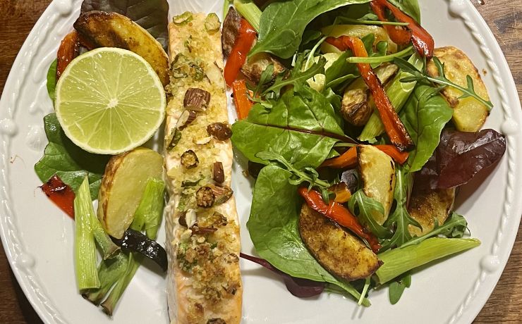 Opskrift på Laks med salat og crunchy topping med brug af fish sauce.