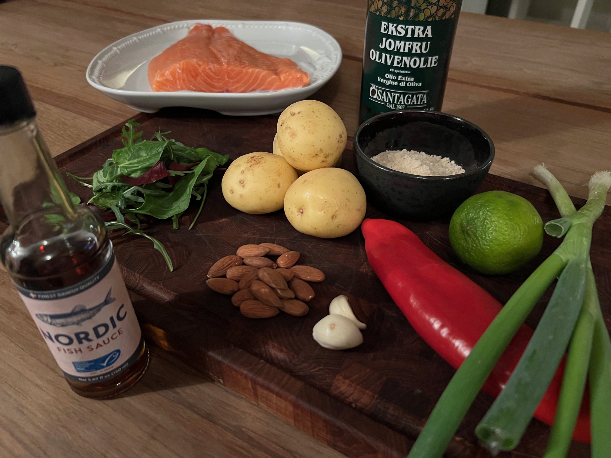 Ingredienser til Laks med salat og crunchy topping